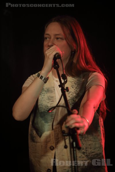 ANNA B SAVAGE - 2025-04-13 - PARIS - Petit Bain - 